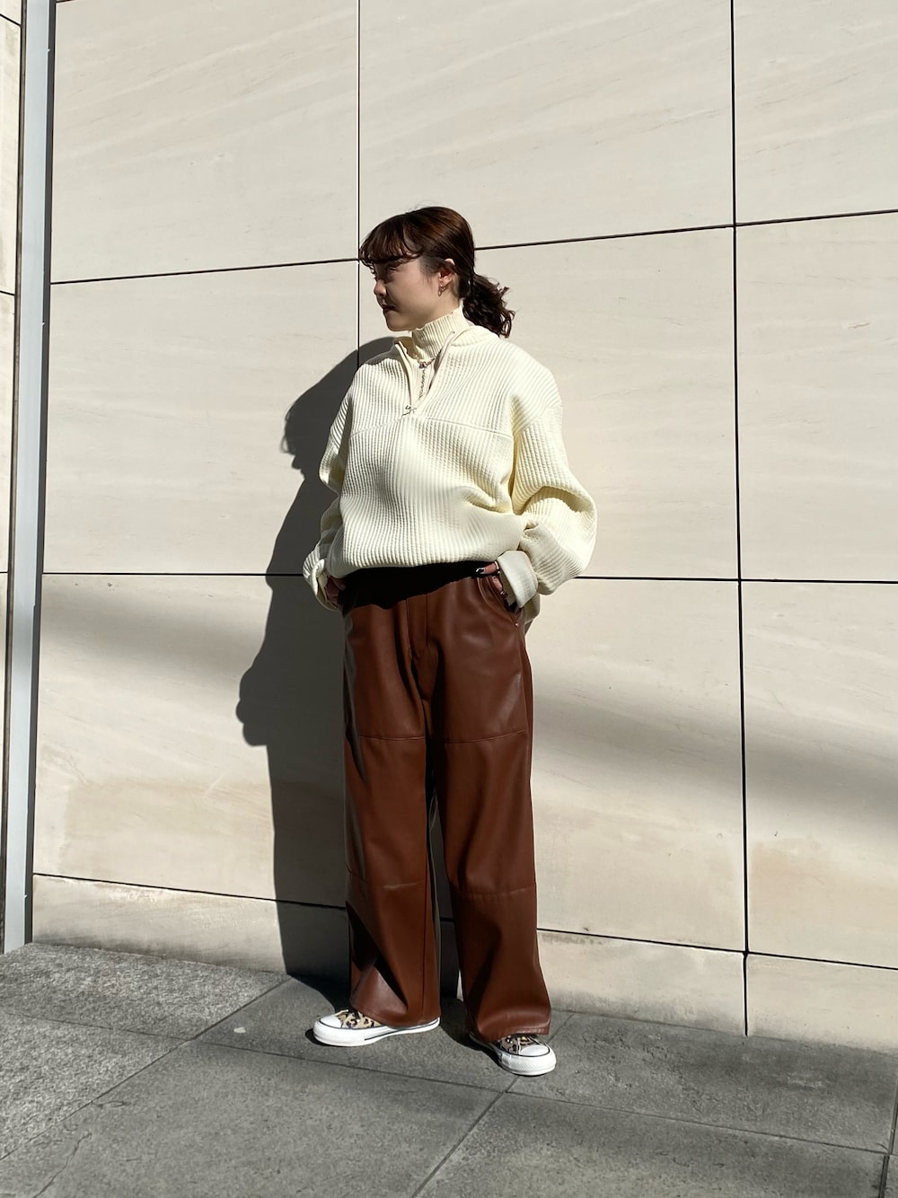 「コンバース、ビッグシルエット、キルティング、converse、ハイネック、冬コーデ、大人カジュアル、スニーカーコーデ、休日スタイル、きれいめカジュアル、低身長、CONVERSE TOKYO、シンプルコーデ、ホワイトコーデ、レオパード」｜「CONVERSE TOKYOのハイゲージハイネックニット（ニット/セーター、ホワイト系）」を使った、MANAさん（レディース・153cm）の冬コーディネートの1枚目の写真