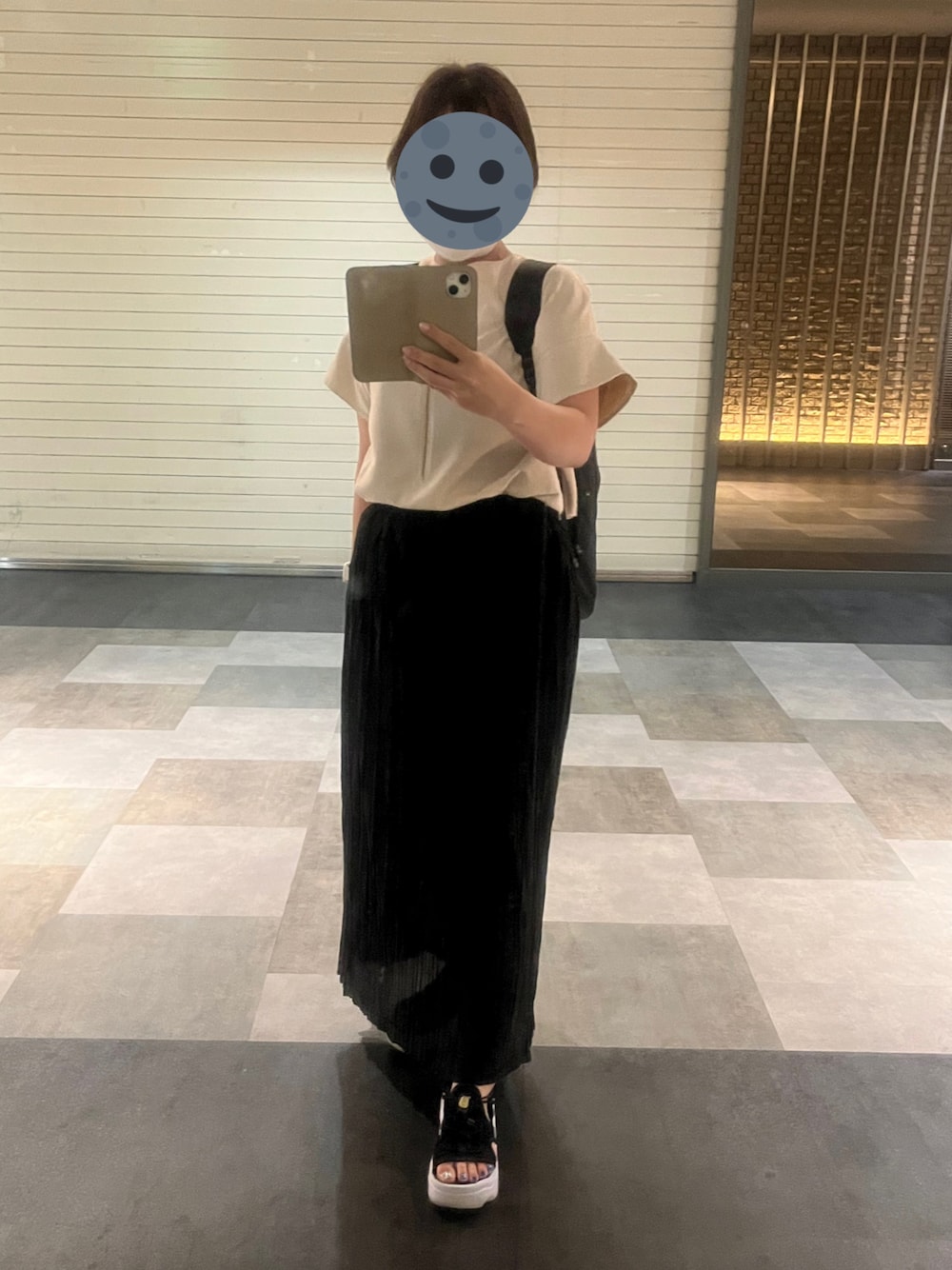 ベージュ系のシャツ/ブラウス、ブラック系のスカート、ブラック系のサンダルを着用したレディースの夏コーディネートの1枚目の写真