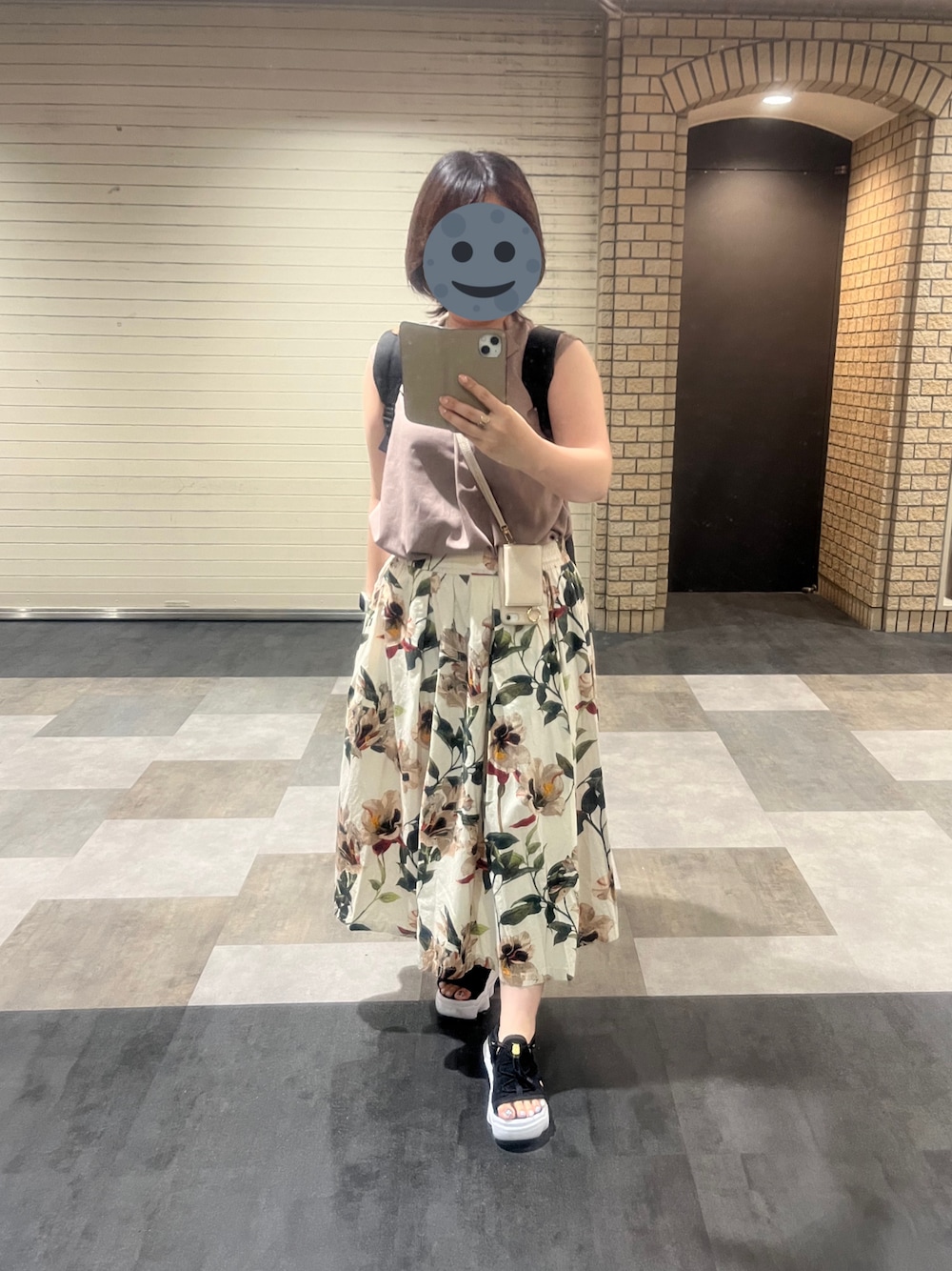 レッド系のスカート、ブラウン系のシャツ/ブラウス、ブラック系のサンダルを着用したレディースの夏コーディネートの1枚目の写真