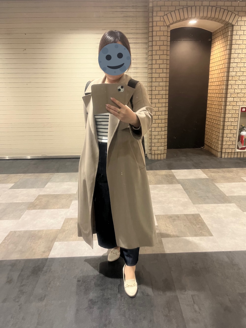 「URBAN RESEARCH ROSSOのバックタックトレンチコート（トレンチコート、ベージュ系）」を使った、gonge_of_krgmさん（レディース・153cm）の春コーディネートの1枚目の写真