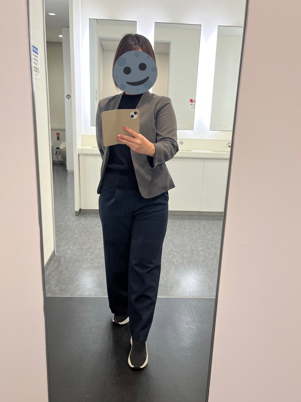 ブルー系のその他パンツ、グレー系のノーカラージャケット、ブラック系のニット/セーターを着用したレディースの秋コーディネートの1枚目の写真