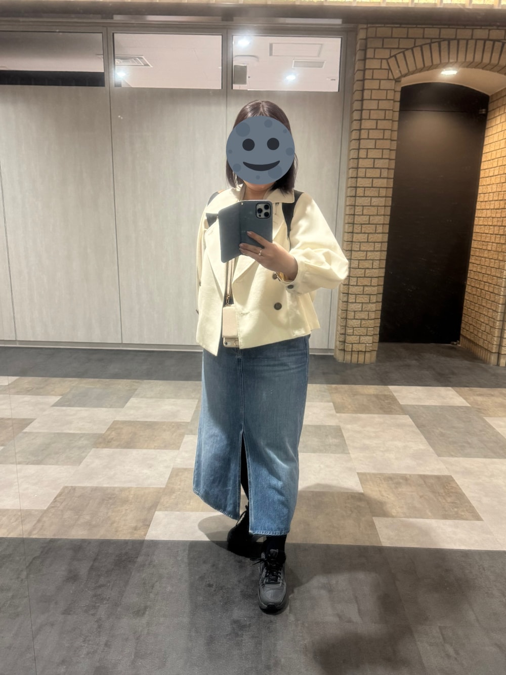 「NANO universeのエアリーツイルショートコート（トレンチコート、ホワイト系）」を使った、gonge_of_krgmさん（レディース・153cm）の春コーディネートの1枚目の写真