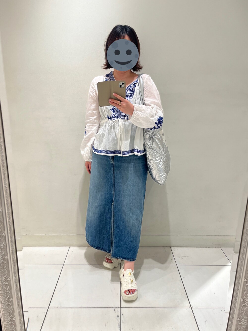 「SLOBE IENAの《追加》フラワー刺しゅうペプラムブラウス（シャツ/ブラウス、ホワイト系）」を使った、gonge_of_krgmさん（レディース・153cm）の春コーディネートの1枚目の写真