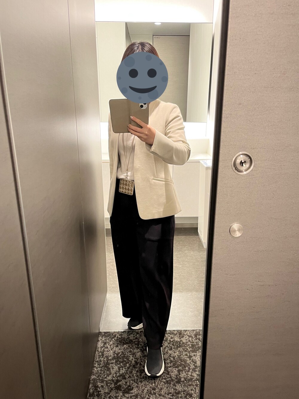 「FEMMENTの【 FEMMENT / ファモン 】back satin adjustable baker pants バックサテンアジャスタブルベイカーパンツ（スラックス、ブラウン系）」を使った、gonge_of_krgmさん（レディース・153cm）の春コーディネートの1枚目の写真