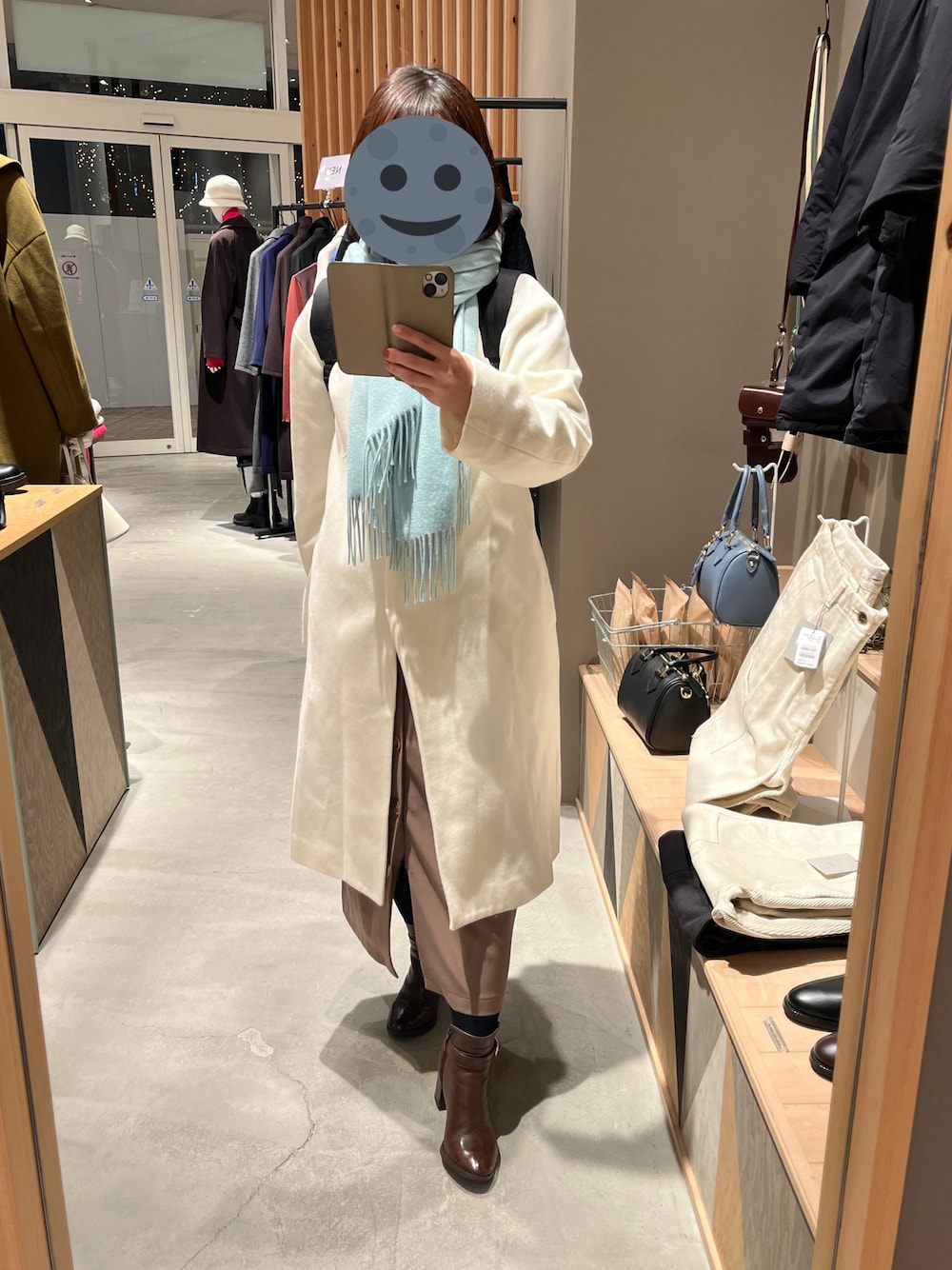 「UNITED TOKYOのノーカラーベルテッドコート（ノーカラーコート、ホワイト系）」を使った、gonge_of_krgmさん（レディース・153cm）の冬コーディネートの1枚目の写真