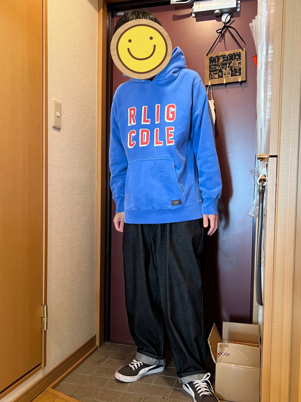 「ROLLING CRADLE、サブサエティ(Subciety)、Subciety、パーカー、バルーンパンツ、バルーンデニム、オーバーサイズ、ビッグシルエット」｜「SubcietyのBALLOON DENIM PANTS（デニムパンツ、ブラック系）」を使った、どるちさん（メンズ・171cm）の冬コーディネートの1枚目の写真