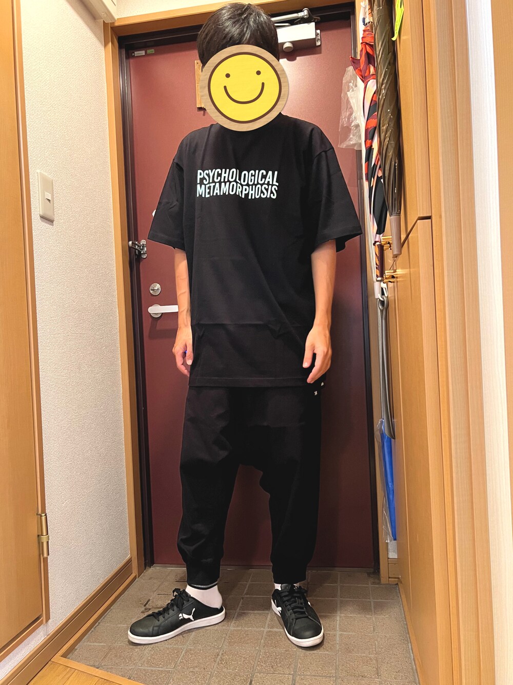 「Tシャツ、黒Tシャツ、ジョガーパンツ、サルエルパンツ、PSYCHOLOGICAL METAMORPHOSIS、PLMP、ANIMALIA、アニマリア」｜「ANIMALIAのアイテム（その他パンツ、ブラック系）」を使った、どるちさん（メンズ・171cm）の夏コーディネートの1枚目の写真