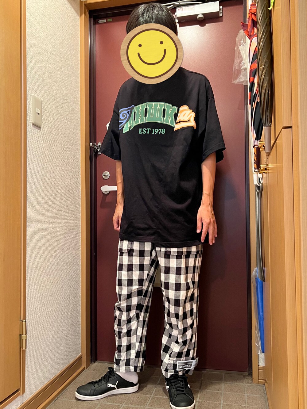 「Tシャツ、黒Tシャツ、mishka、ミシカ、チェックパンツ、オーバーサイズ、ビッグシルエット」｜「MISHKAのアイテム（その他パンツ、ブラック系）」を使った、どるちさん（メンズ・171cm）の夏コーディネートの1枚目の写真