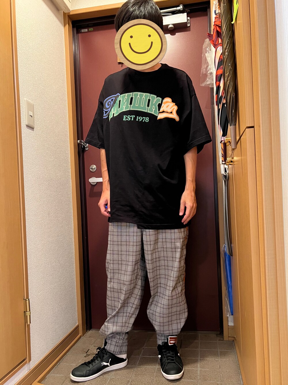 「Tシャツ、黒Tシャツ、チェックパンツ、オーバーサイズ、ビッグシルエット、mishka、ミシカ」｜「MISHKAのアイテム（その他パンツ、グレー系）」を使った、どるちさん（メンズ・171cm）の夏コーディネートの1枚目の写真