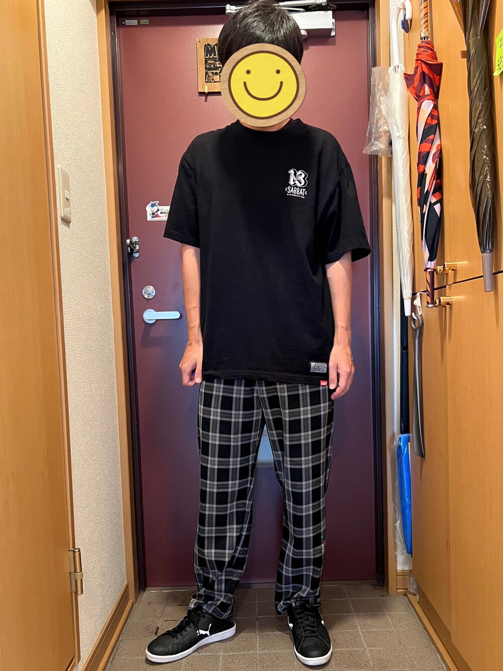 「Tシャツ、黒Tシャツ、SABBAT13、チェックパンツ、グレー」｜「SABBAT13のアイテム（パンツ、グレー系）」を使った、どるちさん（メンズ・171cm）の夏コーディネートの1枚目の写真