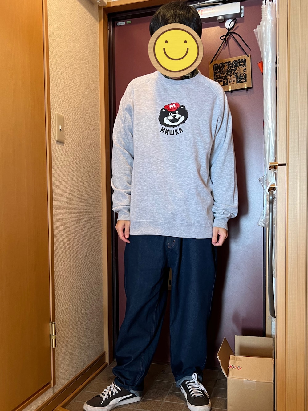「mishka、SABBAT13、Subciety、サブサエティ(Subciety)、スウェット、トレーナー、バルーンパンツ、バルーンデニム、オーバーサイズ、ビッグシルエット」｜「SubcietyのBALLOON DENIM PANTS（デニムパンツ、ブルー系）」を使った、どるちさん（メンズ・171cm）の冬コーディネートの1枚目の写真