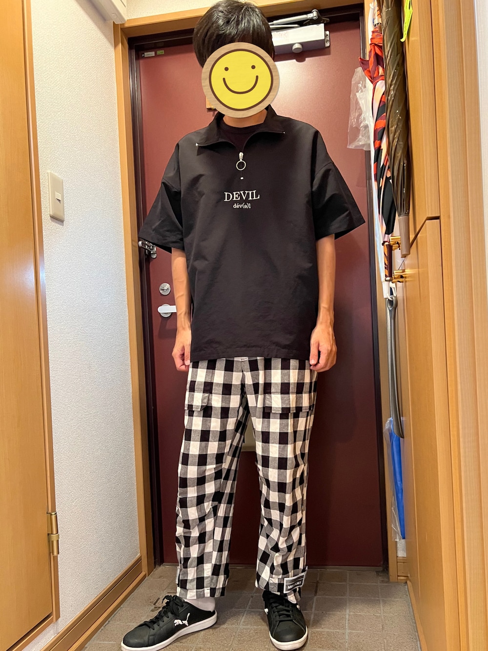 「黒シャツ、チェックパンツ、ブロックチェック、Deviluse、デビルユース、mishka、ミシカ」｜「MISHKAのアイテム（その他パンツ、ブラック系）」を使った、どるちさん（メンズ・171cm）の夏コーディネートの1枚目の写真