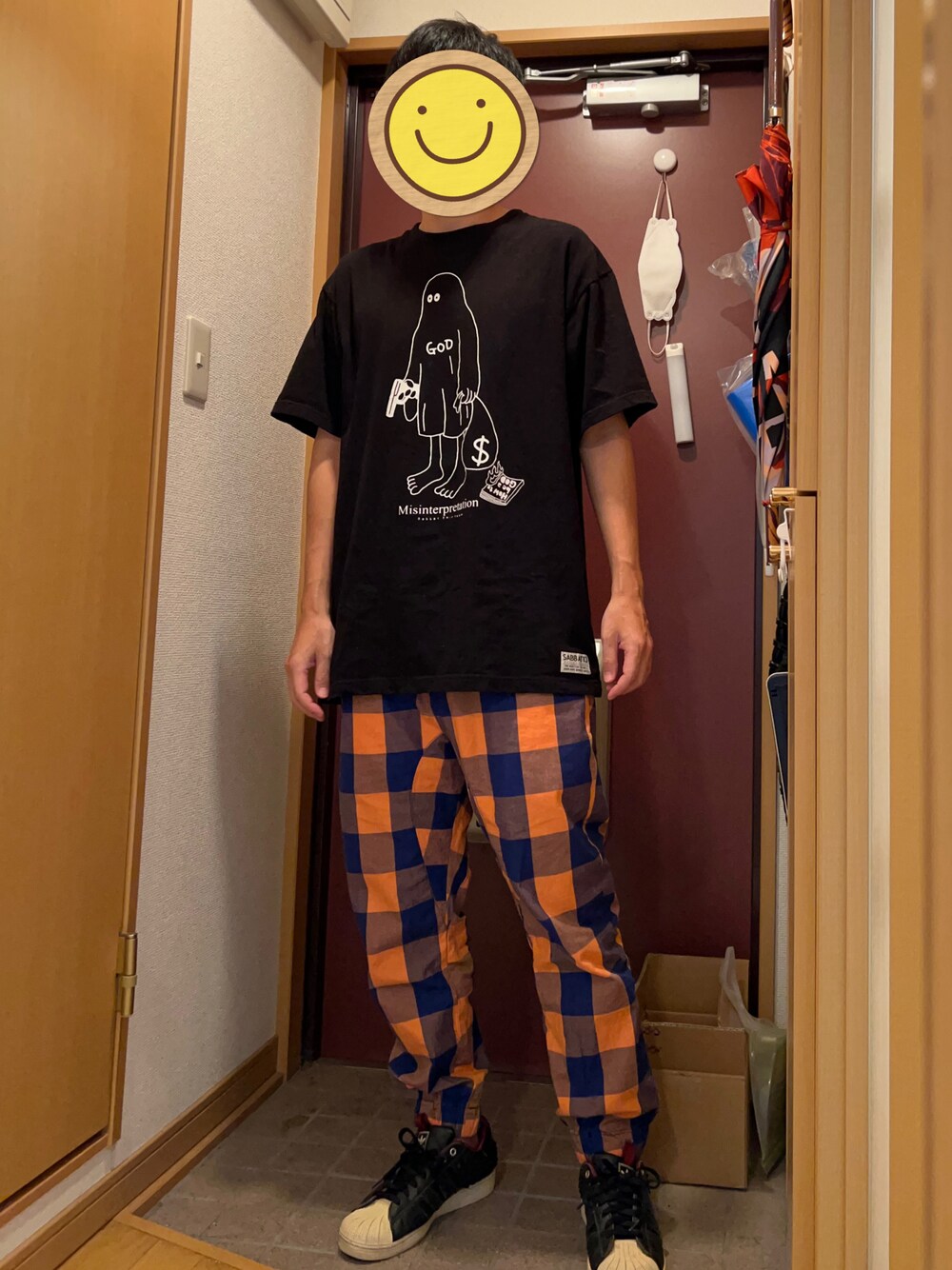 「休日スタイル、Sabbat13、チェックパンツ、黒Tシャツ、ROLLING CRADLE」｜「SABBAT13のアイテム（Tシャツ/カットソー、ブラック系）」を使った、どるちさん（メンズ・171cm）の秋コーディネートの1枚目の写真
