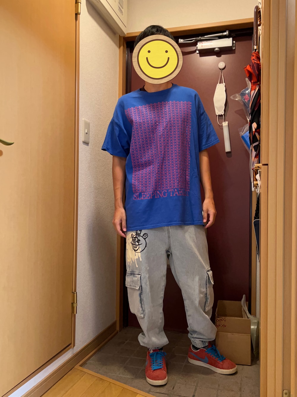 「ミシカ、mishka、シンプルコーデ、休日スタイル、青いTシャツ、ジーンズ、青、SLEEPING TABLET、デニム」｜「NIKEのアイテム（スニーカー、レッド系）」を使った、どるちさん（メンズ・171cm）の秋コーディネートの1枚目の写真