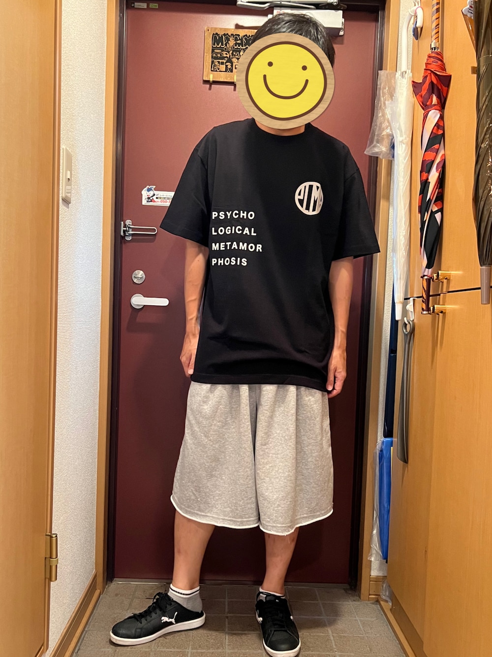 「Tシャツ、黒Tシャツ、ハーフスウェット、ハーフパンツ、PSYCHOLOGICAL METAMORPHOSIS、PLMP、サブサエティ(Subciety)、Subciety、オーバーサイズ、ビッグシルエット」｜「SubcietyのSWEAT SHORTS（その他パンツ、グレー系）」を使った、どるちさん（メンズ・171cm）の夏コーディネートの1枚目の写真
