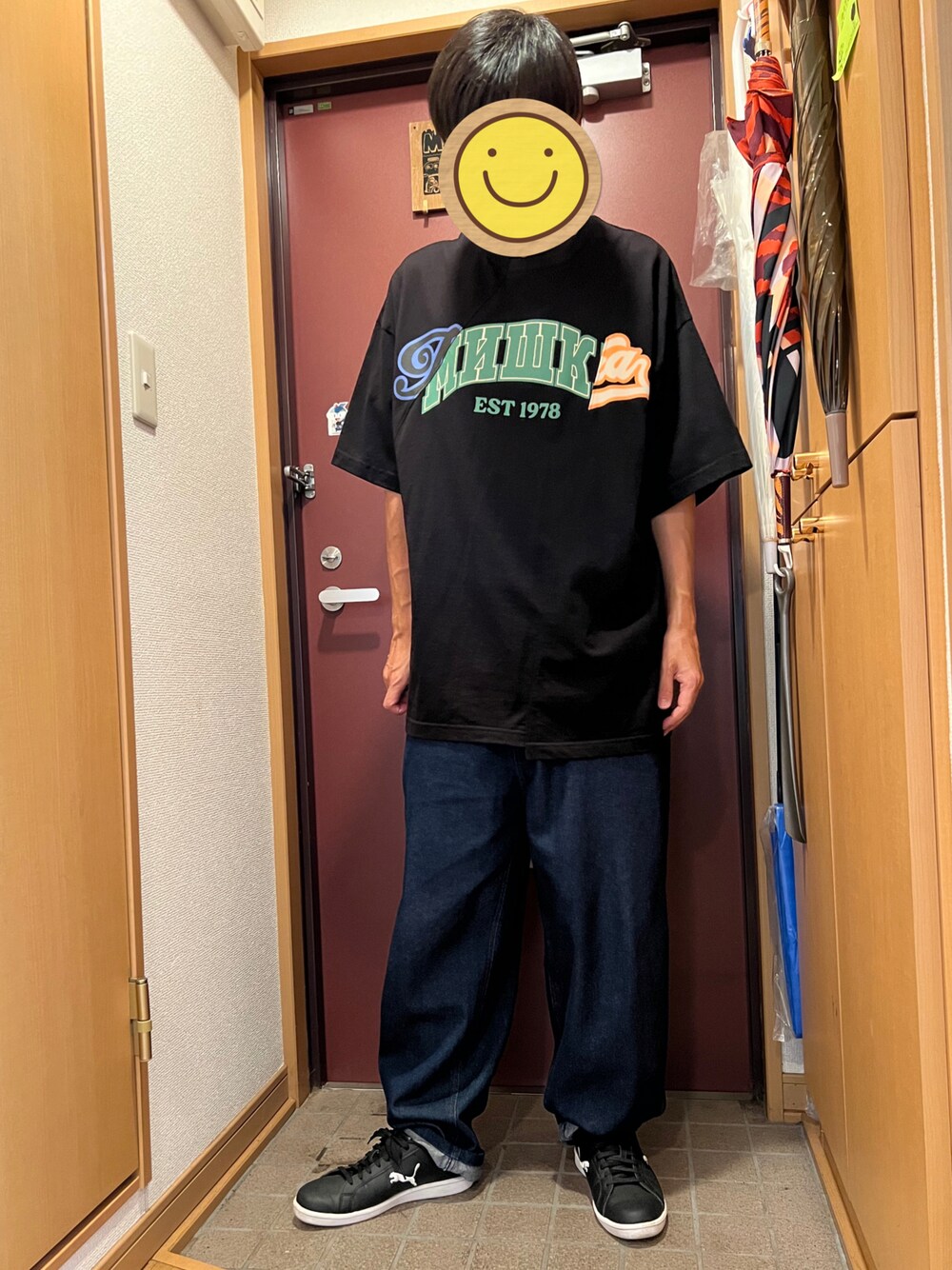 「Tシャツ、黒Tシャツ、バルーンパンツ、バルーンデニム、オーバーサイズ、ビッグシルエット、mishka、ミシカ、Subciety、サブサエティ(Subciety)」｜「SubcietyのBALLOON DENIM PANTS（デニムパンツ、ブルー系）」を使った、どるちさん（メンズ・171cm）の夏コーディネートの1枚目の写真