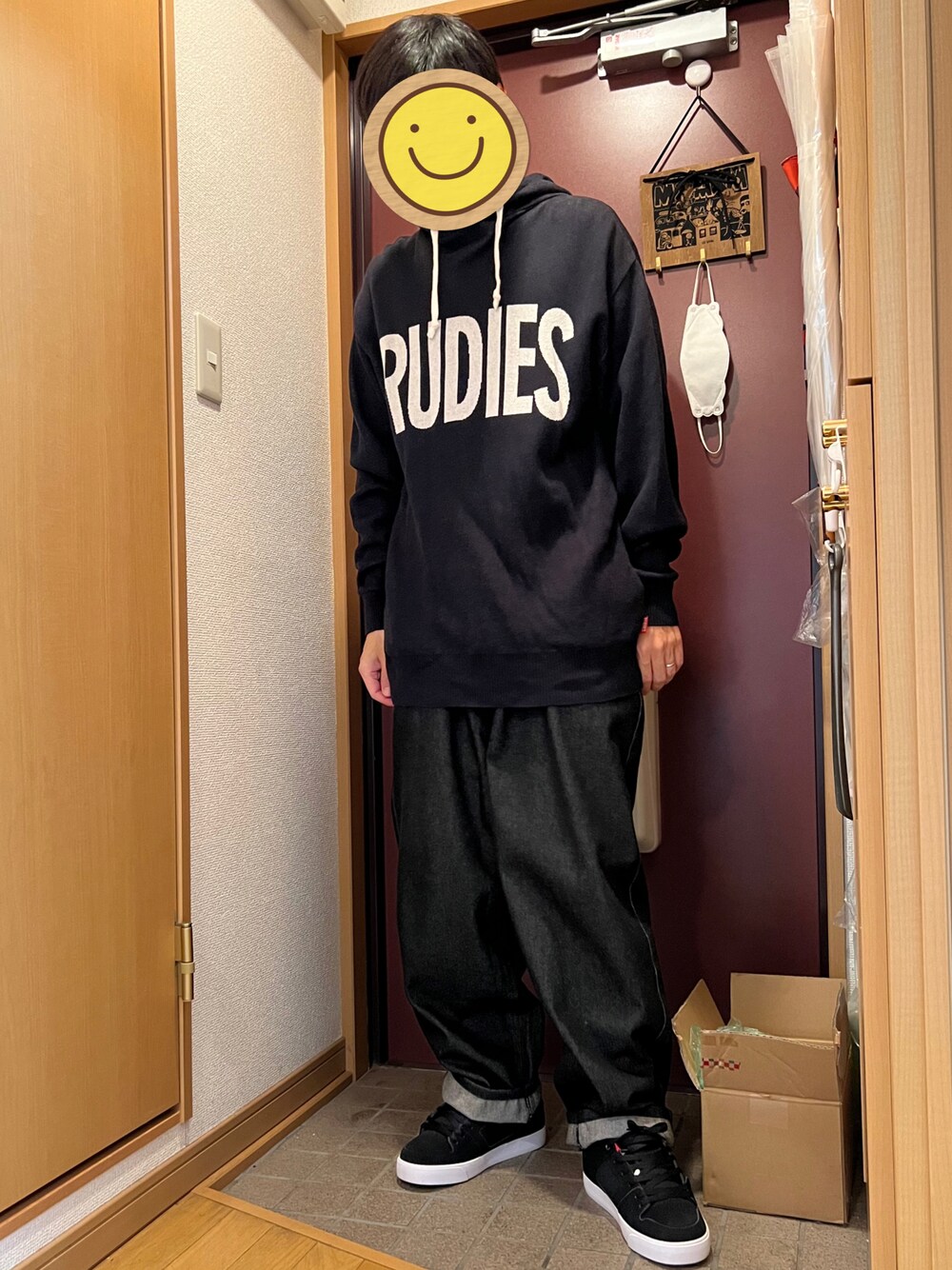 「RUDIE'S、Subciety、サブサエティ(Subciety)、ニット、ニットパーカー、バルーンパンツ、バルーンデニム、オーバーサイズ、ビッグシルエット」｜「SubcietyのBALLOON DENIM PANTS（デニムパンツ、ブラック系）」を使った、どるちさん（メンズ・171cm）の冬コーディネートの1枚目の写真