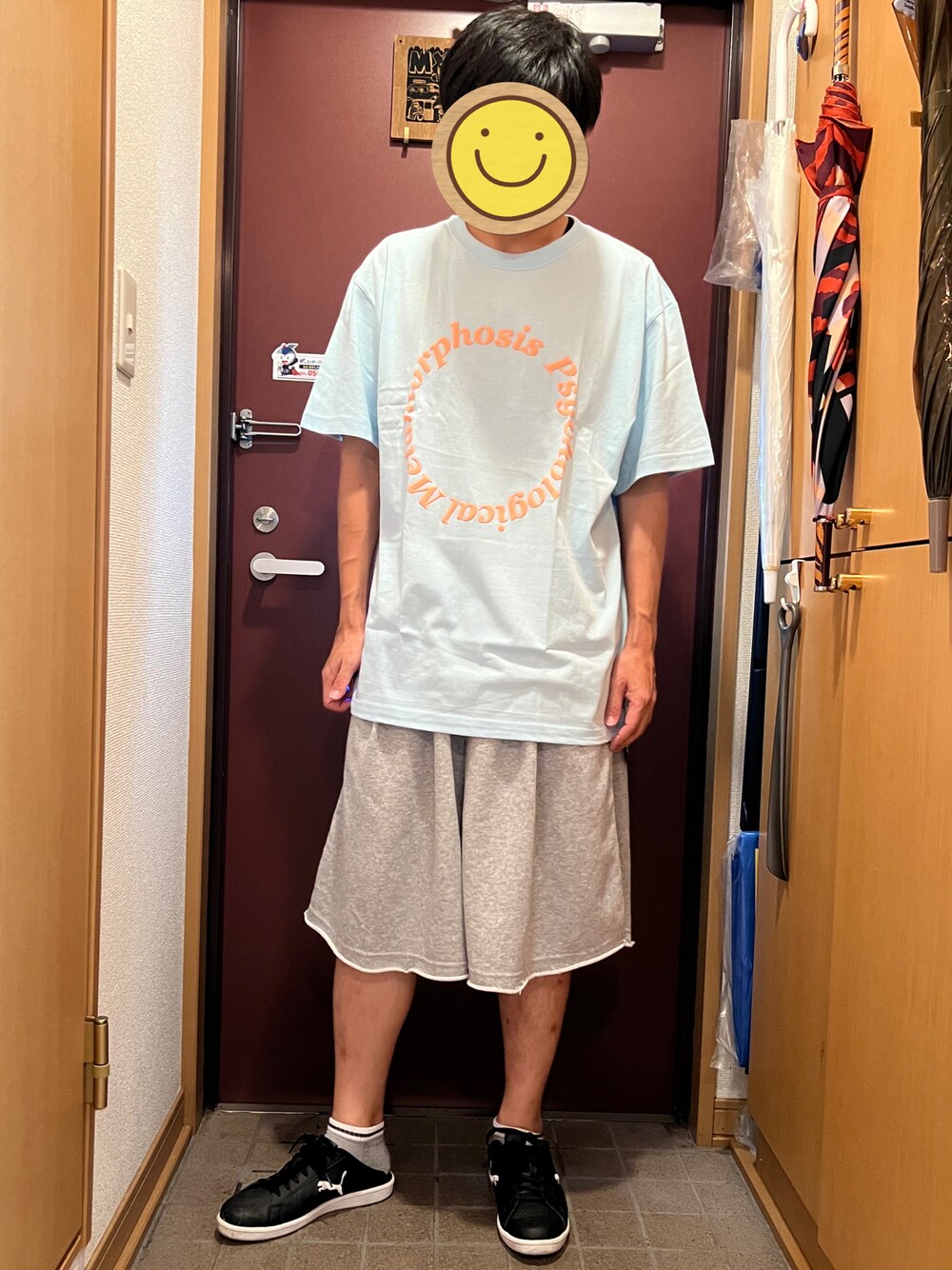 「オーバーサイズ、ビッグシルエット、サックスブルー、水色、PSYCHOLOGICAL METAMORPHOSIS、PLMP、サブサエティ(Subciety)、Subciety、Tシャツ、ハーフパンツ」｜「SubcietyのSWEAT SHORTS（その他パンツ、グレー系）」を使った、どるちさん（メンズ・171cm）の夏コーディネートの1枚目の写真
