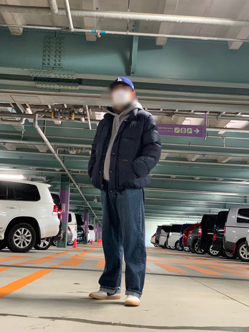 「休日スタイル、シンプルコーデ、カジュアルコーデ、デニム、デニムパンツ、ダウンジャケット、パーカー、キャップ、スニーカー、NIKE、ストリート、古着、古着MIX、ストリートコーデ、ビッグシルエット」｜「ECKOのアイテム（デニムパンツ、ブルー系）」を使った、CAMELさん（メンズ・172cm）の冬コーディネートの1枚目の写真