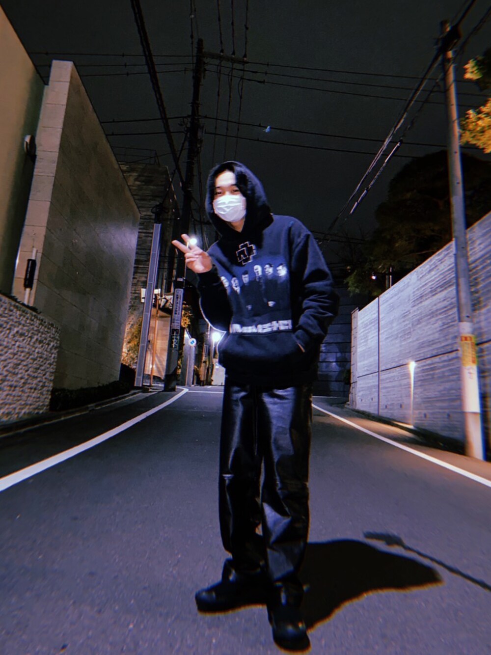 「休日コーデ、おしゃれさんと繋がりたい、メンズコーデ、休日スタイル、春、モノトーンコーデ、ファッションの力を信じよう、春アウター、スラックス、BALENCIAGA、BOTTEGA VENETA、モード」｜「BALENCIAGAのアイテム（パーカー、ブラック系）」を使った、あおいさん（メンズ・177cm）の春コーディネートの1枚目の写真