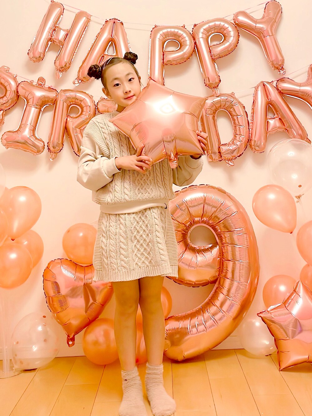 「休日スタイル、休日コーデ、シンプルコーデ、シンプル、セットアップ、Lovetoxic、誕生日コーデ、ケーブルニット、おだんごヘアー、ワントーンコーデ」｜「LOVETOXICのシャギークルーソックス【もこもこ】（ソックス/靴下、ベージュ系）」を使った、miyu&souさん（キッズ・131cm）の秋コーディネートの1枚目の写真