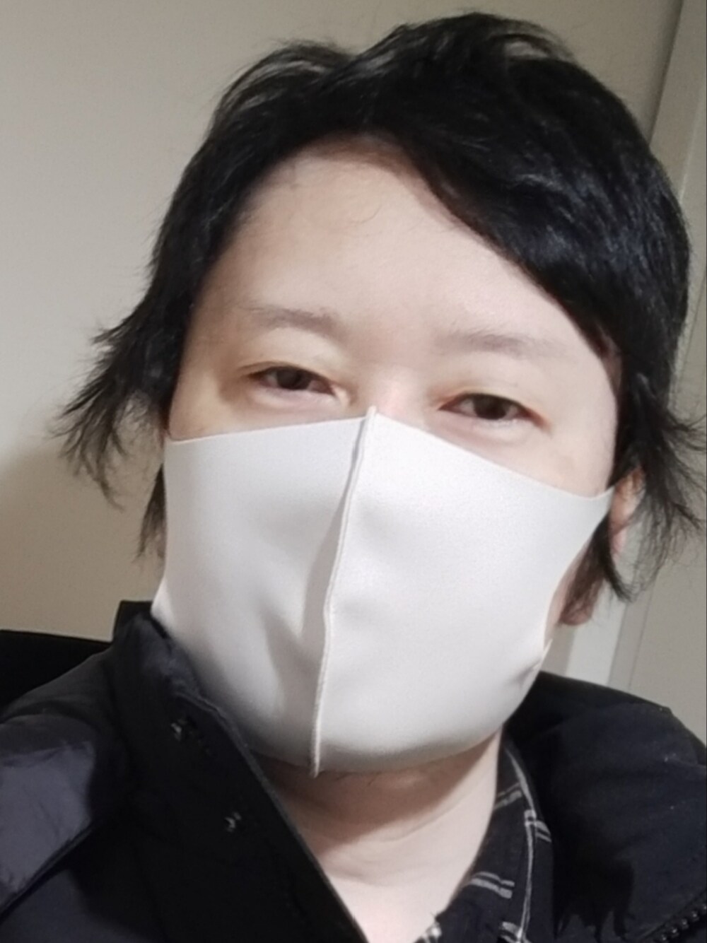 「記憶なしのアイテム（マスク、ホワイト系）」を使った、モルガナさん（メンズ・166cm）の秋コーディネートの1枚目の写真