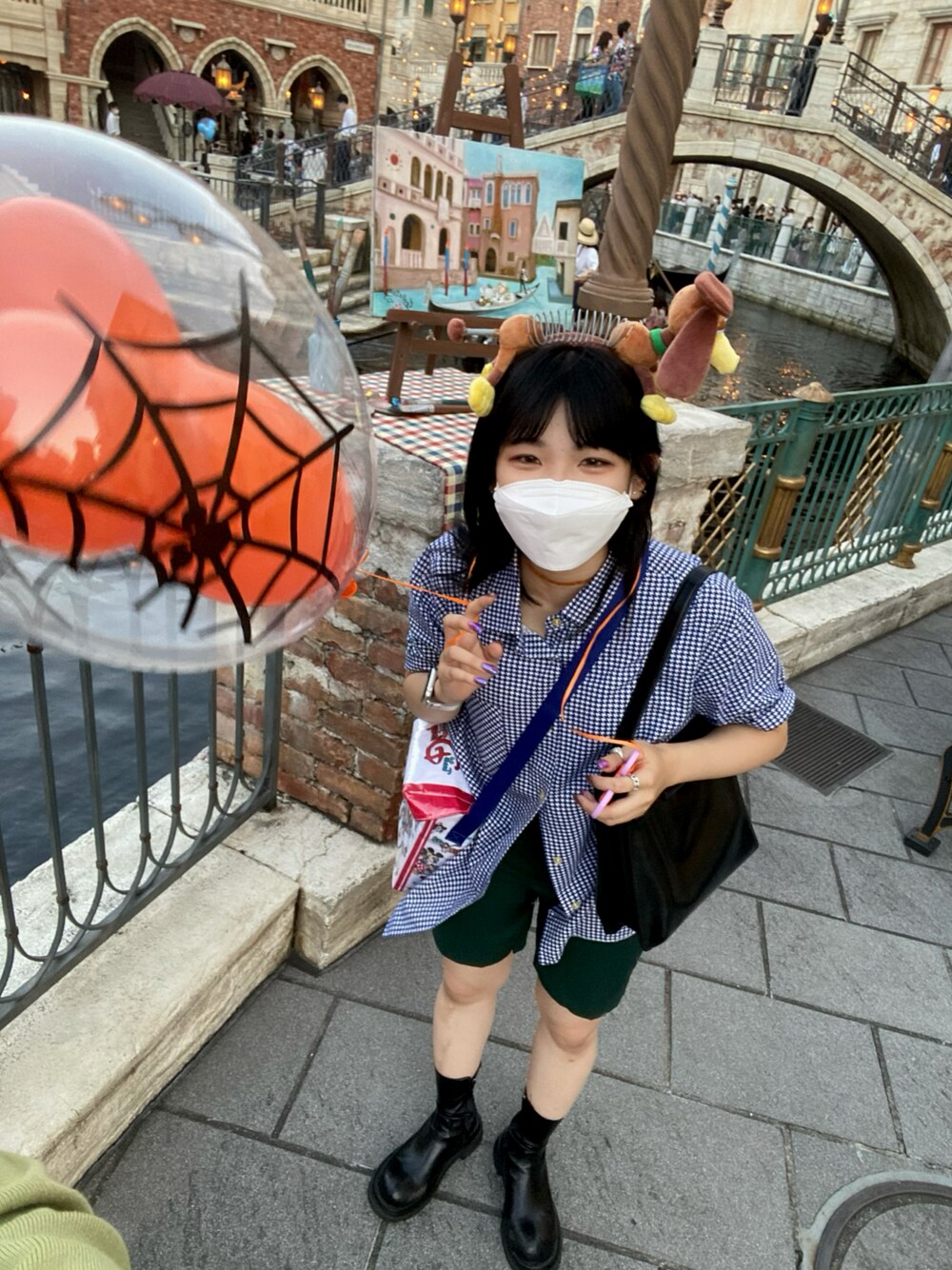 「ラブアンドピース2021、秋服、おしゃれさんと繋がりたい、秋、シャツスタイル、ショートパンツ、ディズニー、古着、ディズニーコーデ」｜「古着のアイテム（シャツ/ブラウス、ブルー系）」を使った、冬至さん（レディース・160cm）の秋コーディネートの1枚目の写真