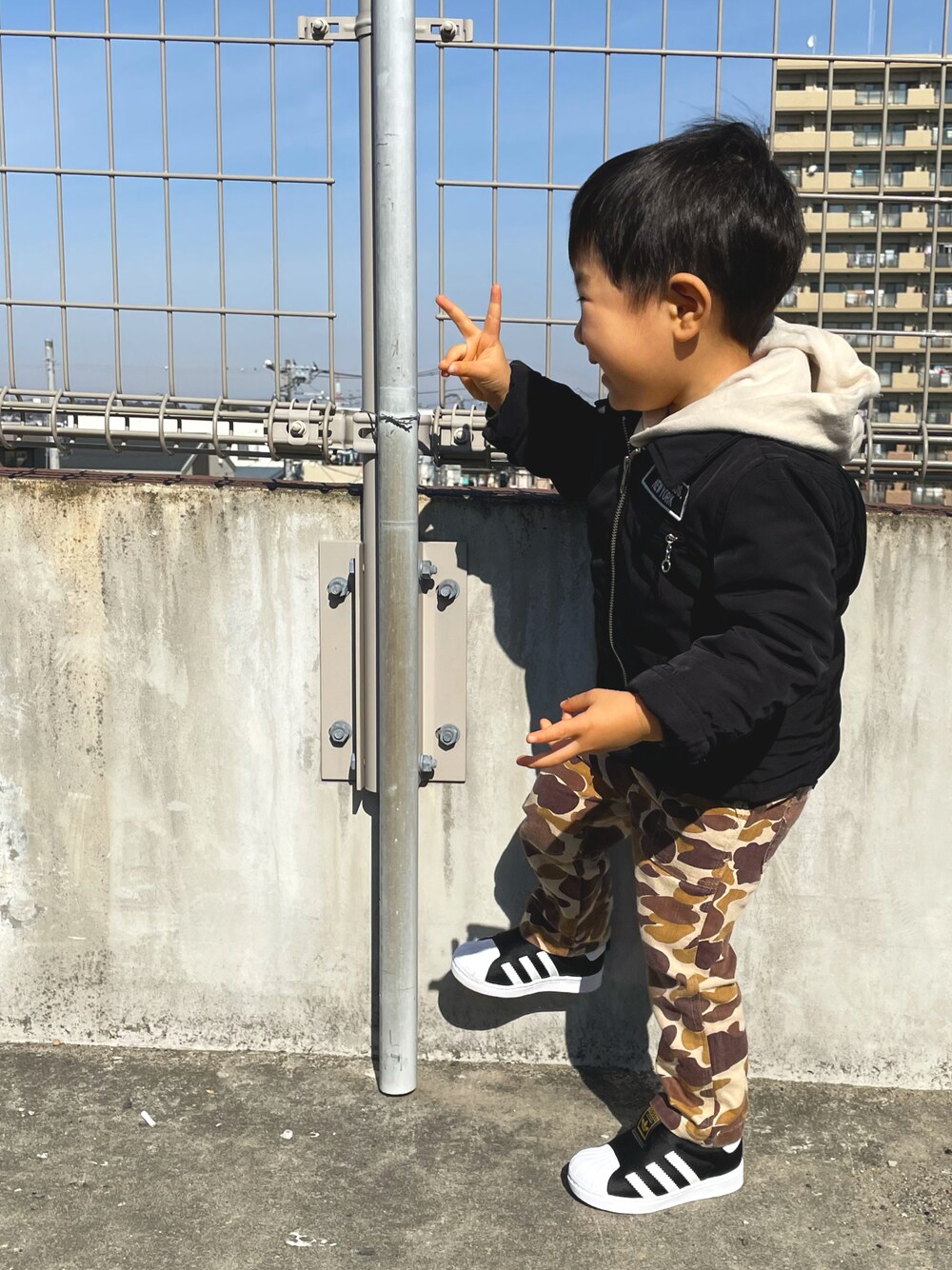 「2歳、おとこのこ、レイヤードスタイル、パーカー、ジャケット、迷彩、カモフラ、adidas、パンツスタイル、ブラウンコーデ」｜「schottの【KID's】Schott/ショット/SINGLE RIDERS NYLON/シングル ライダース ナイロン（ナイロンジャケット、ブラック系）」を使った、KotaMashi6さん（キッズ・80cm）の春コーディネートの1枚目の写真
