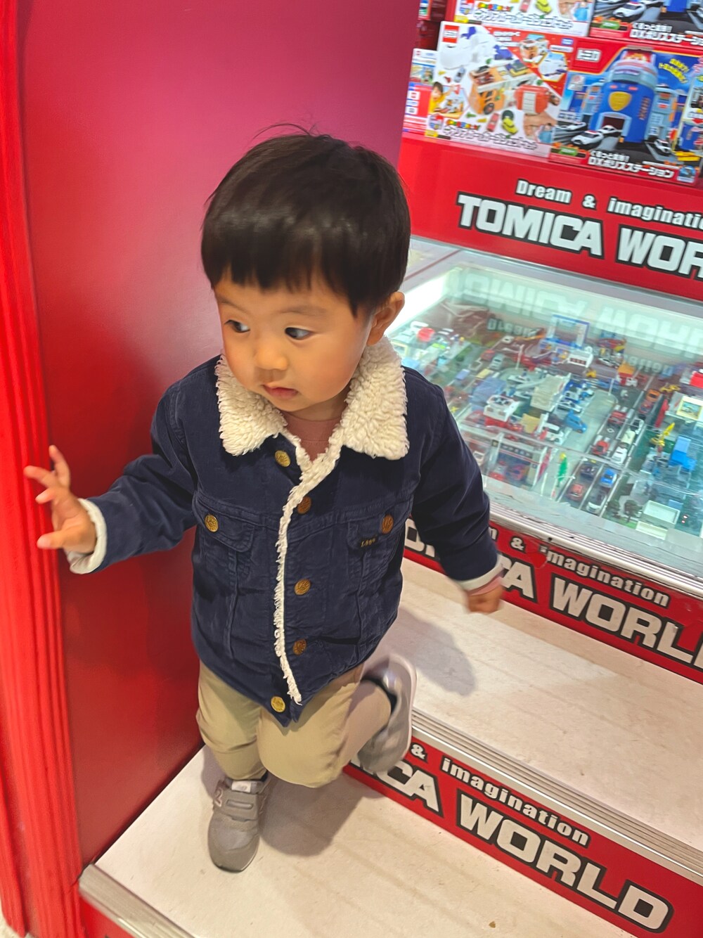 「未来のWEARISTAプロジェクト、2歳、秋冬コーデ、カジュアルコーデ、キッズコーデ、マイベストコーデ2021、LEE、ボアブルゾン、ボアジャケット、ストームライダー、冬コーデ、スキニーパンツ、ニューバランス、Branshes、おでかけ」｜「Leeのボア　ストームライダー　コーデュロイ（ライダースジャケット、ブルー系）」を使った、KotaMashi6さん（キッズ・80cm）の冬コーディネートの1枚目の写真