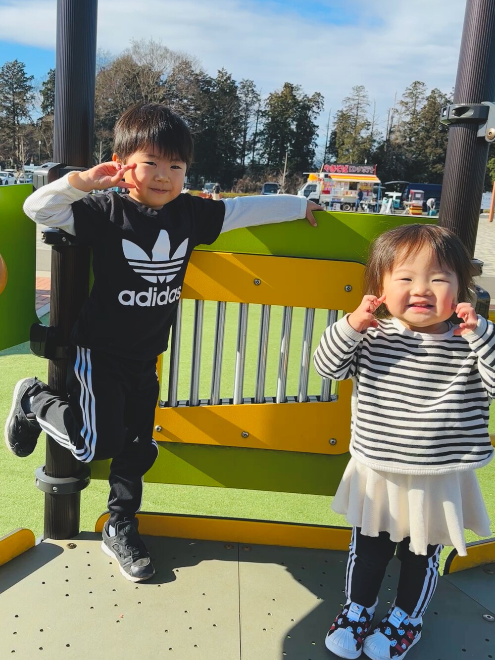 「4歳、1歳、兄妹コーデ、モノトーン、アディダス、春のおしゃ見えテクニック、アウトドアスタイル、リンクコーデ、春服、公園、公園スタイル」｜「adidas Originalsのadidas originals アディダスオリジナルズ/アディダスキッズTシャツ /TREFOIL TEE Kids T-shirt（Tシャツ/カットソー、ブラック系）」を使った、KotaMashi6さん（キッズ・100cm）の春コーディネートの1枚目の写真