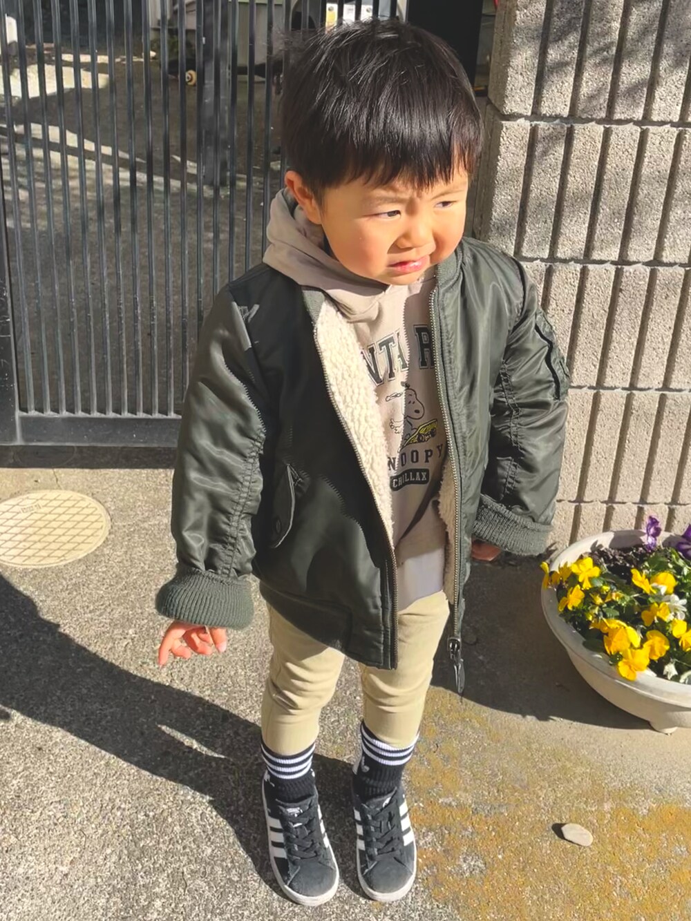 「2歳、チョコ色に染まれ、レイヤードスタイル、重ね着、パーカー、ミリタリージャケット、ブルゾン、カーキ、ベージュ、ワントーンコーデ、スキニーデニム、ハイソックス、スニーカー、AVIREX、adidas」｜「PEANUTSの【PEANUTS】スヌーピー重ね着風フード付き長袖Tシャツ（Tシャツ/カットソー、ベージュ系）」を使った、KotaMashi6さん（キッズ・80cm）の冬コーディネートの1枚目の写真