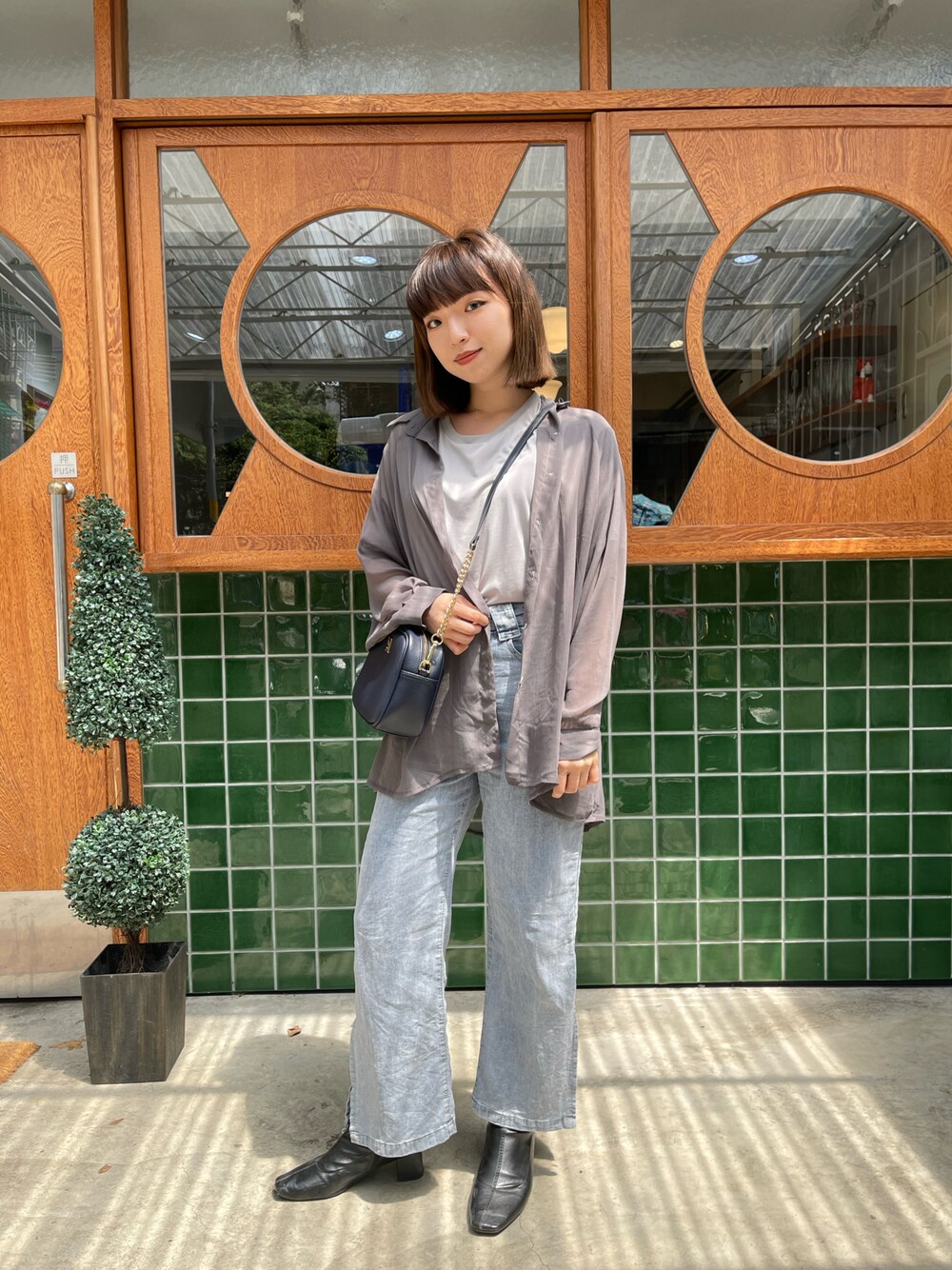 「牛仔褲、雪紡上衣、雪紡、灰色上衣」｜「RAINBOW SHOPのアイテム（デニムパンツ、シルバー系）」を使った、Frieda さん（レディース・158cm）の秋コーディネートの1枚目の写真