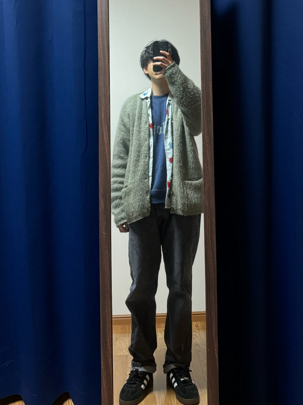 「ヴィンテージ、グランジ、レーヨンシャツ、モヘアカーディガン、スウェット、オールドイングリッシュ、LE MONDE、Loyle Carner、Tom Misch、Barney Artist」｜「LE MONDEのFrench Sweatshirt “LE MONDE” （スウェット、ブルー系）」を使った、Rさん（メンズ・31cm）の春コーディネートの1枚目の写真