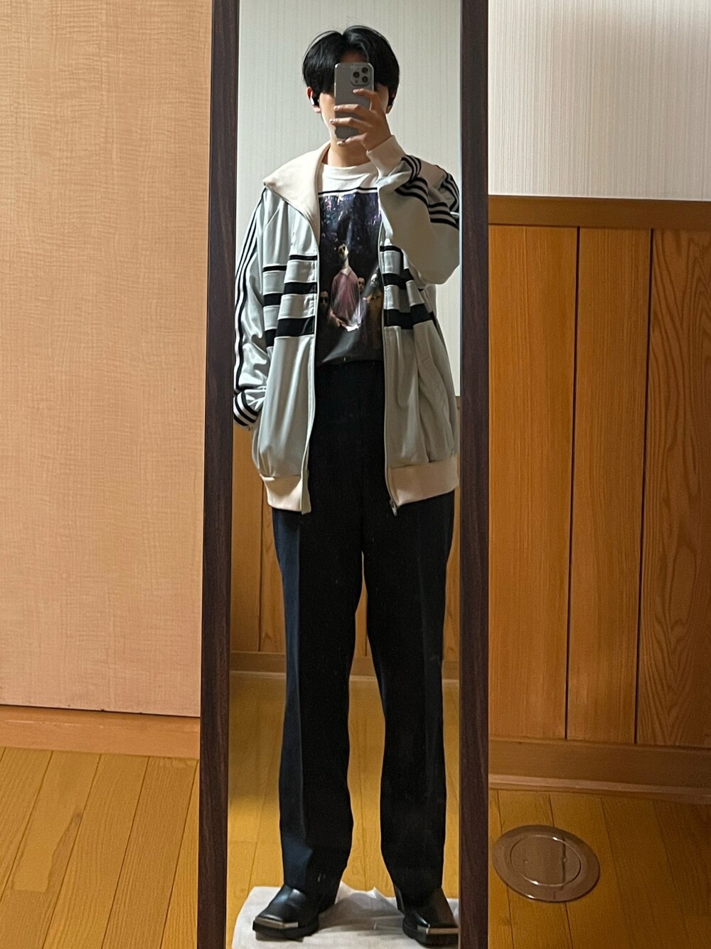 「ヴィンテージ、adidas、トラックジャケット、バンドT、oasis、Britpop」｜「VINTAGEの90s Oasis Tee (Screen Stars by FOTL | 袖裾シングル | アイルランド製)（Tシャツ/カットソー、ホワイト系）」を使った、Rさん（メンズ・244cm）の春コーディネートの1枚目の写真