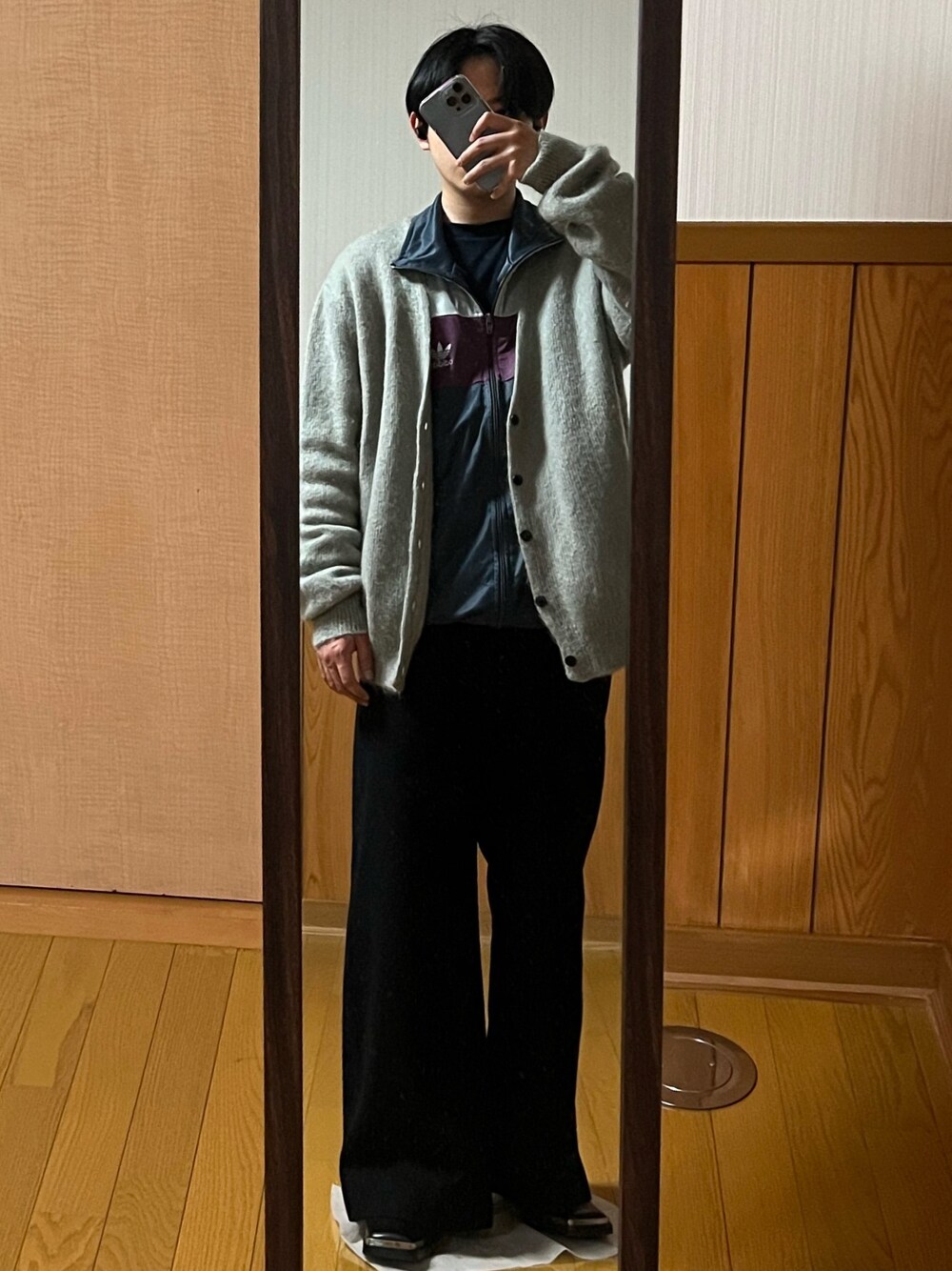 「レイヤードスタイル、ヴィンテージ、トラックジャケット、adidas、セーラーパンツ、モヘアカーディガン、Snarky Puppy、Bill Laurence、Jazz Fusion」｜「UNUSEDのMOHAIR KNIT CARDIGAN (16AW)（カーディガン/ボレロ、グレー系）」を使った、Rさん（メンズ・244cm）の春コーディネートの1枚目の写真