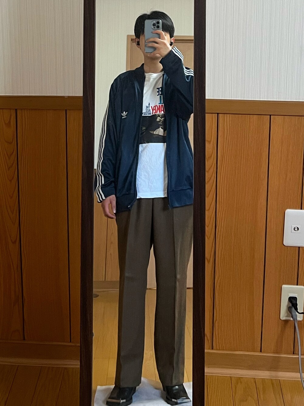 「ヴィンテージ、adidas、トラックジャケット、Bring Me The Horizon、Hard Rock、alternative、UK Rock」｜「VINTAGEの80s VTG adidas Navy Track Jacket (USA製)（ブルゾン、ブルー系）」を使った、Rさん（メンズ・244cm）の夏コーディネートの1枚目の写真