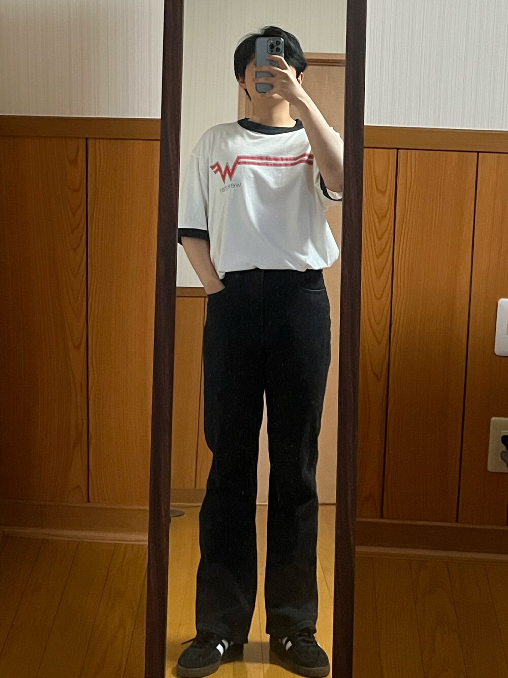 「ヴィンテージ、バンドT、Weezer、リンガーTシャツ」｜「VINTAGEの90s WEEZER Tee (©︎1995 | soffe shirt tag | USA製 XL)（Tシャツ/カットソー、ホワイト系）」を使った、Rさん（メンズ・244cm）の秋コーディネートの1枚目の写真