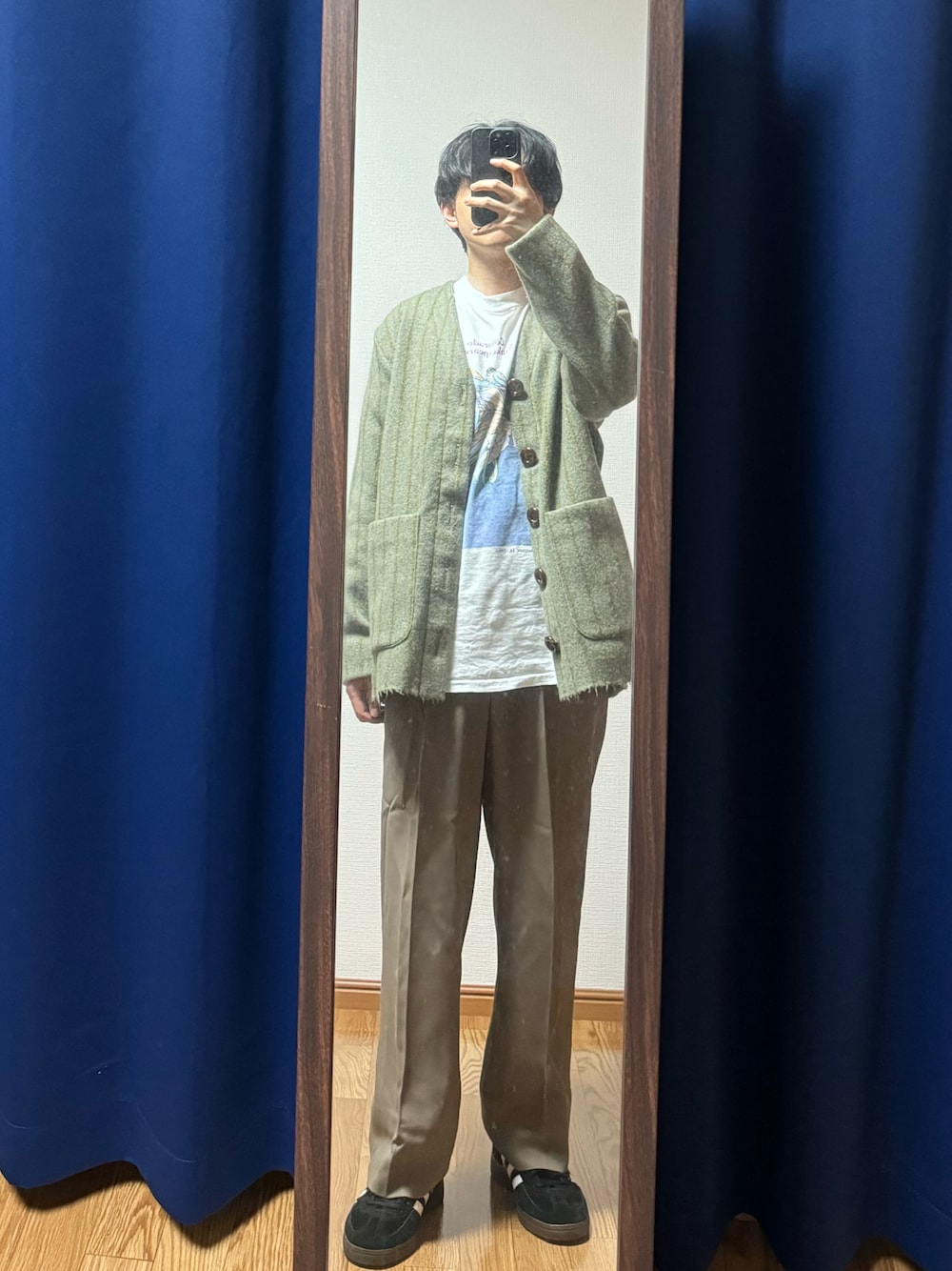 「カーディガン、ヴィンテージ、80s、アートTシャツ、William Shakespeare、エウレカセブン、HOME MADE KAZOKU、J-POP」｜「VINTAGEの80s William Shakespeare “A Midsummer-night's Dream” T-Shirt (Hanes Beefy label | ©︎1988)（Tシャツ/カットソー、ホワイト系）」を使った、Rさん（メンズ・31cm）の春コーディネートの1枚目の写真