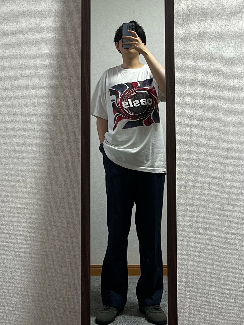 「ヴィンテージ、90’s、バンドT、oasis、Britpop」｜「VINTAGEの90s oasis Parking Lot Tee (Murina’s Bestタグ | 袖シングル裾ダブル | USA製)（Tシャツ/カットソー、ホワイト系）」を使った、Rさん（メンズ・31cm）の夏コーディネートの1枚目の写真