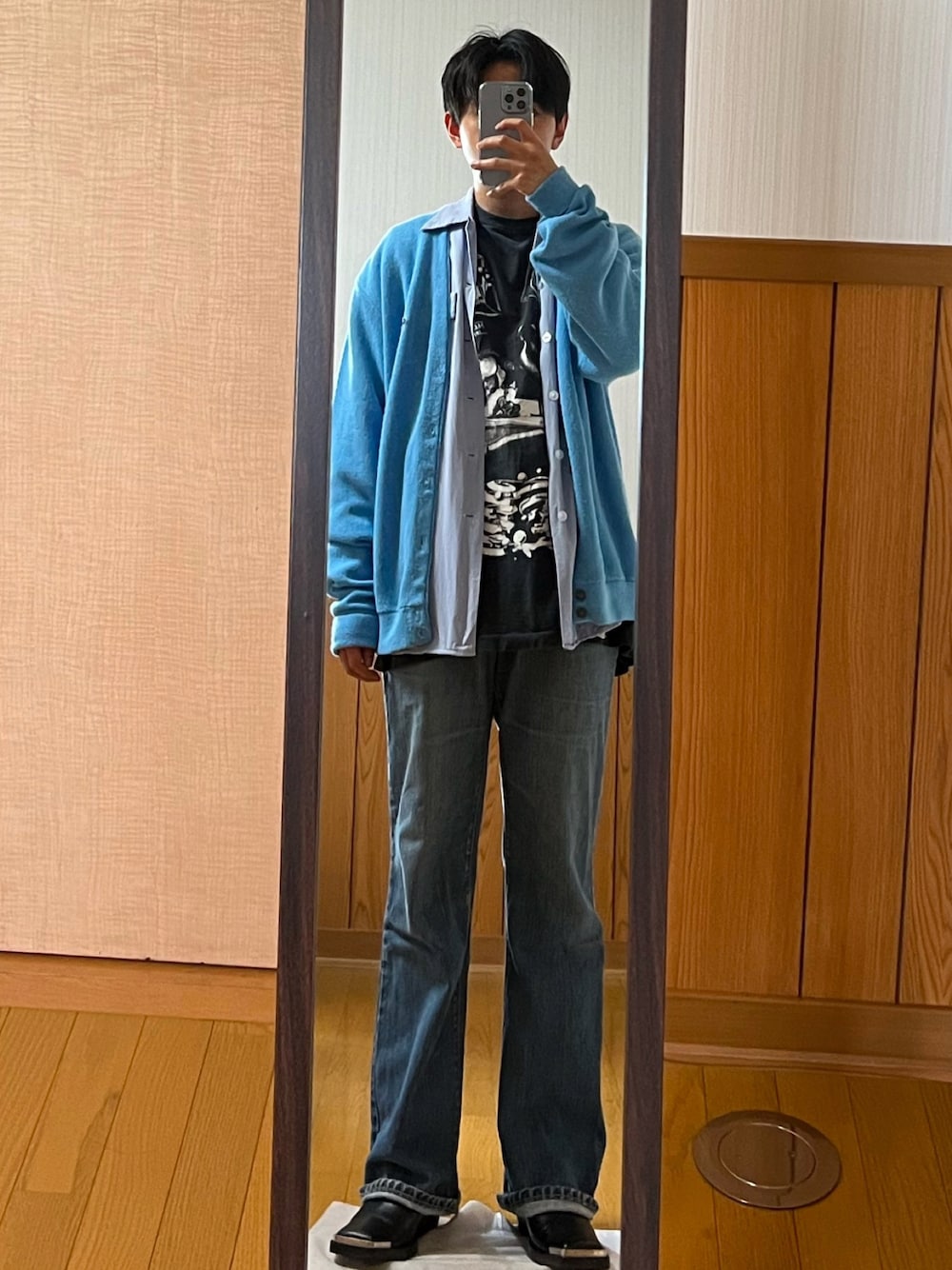 「ワントーンコーデ、レイヤードスタイル、ヴィンテージ、グランジ、カーディガン、アートTシャツ、エッシャー、デニム、NIRVANA、grunge」｜「VINTAGEの90s MAURITS ESCHER Tee (ANDAZIAタグ)（Tシャツ/カットソー、ブラック系）」を使った、Rさん（メンズ・31cm）の春コーディネートの1枚目の写真