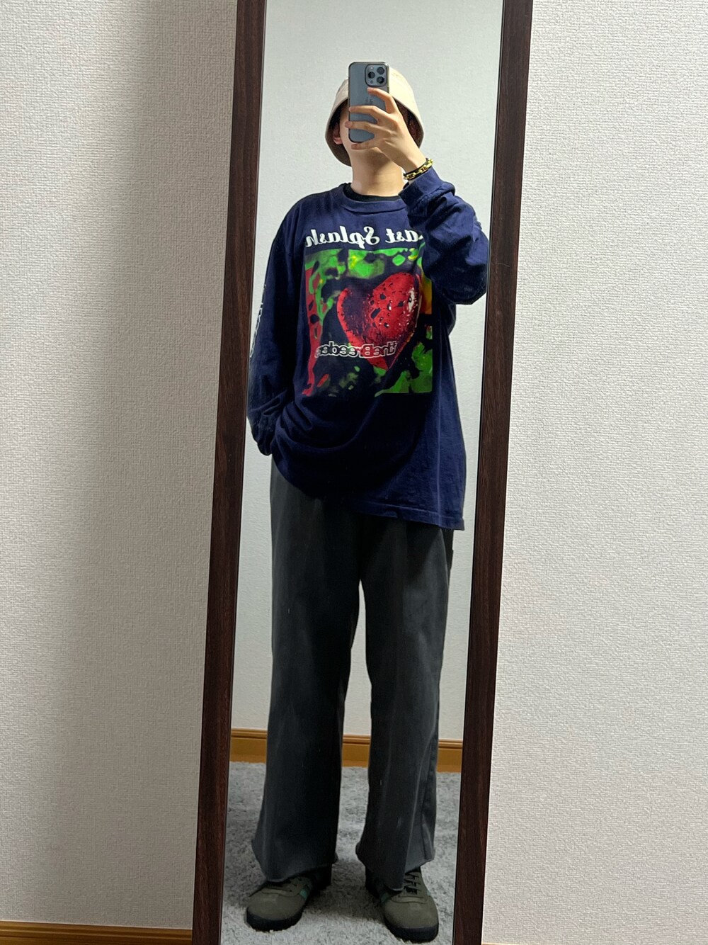 「ヴィンテージ、ストリート、セーラーハット、バンドT、The Breeders、alternative rock、adidas」｜「VINTAGEの90s The Breeders Last Splash Tee (anvil | 裾シングル | ©1993)（Tシャツ/カットソー、ブルー系）」を使った、Rさん（メンズ・244cm）の夏コーディネートの1枚目の写真
