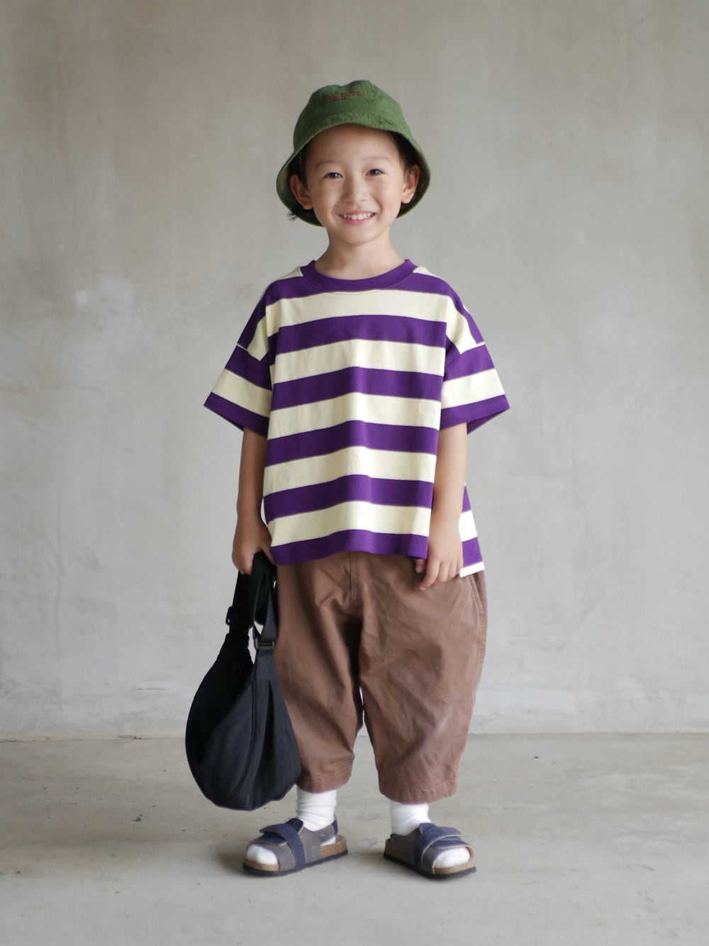 「キッズコーデ、バケットハット、夏だ！Tシャツ着よう！、サンダル、フェススタイル、テーマパークコーデ、5歳、キッズファッション」｜「LOWRYS FARMのＵＳＡフトボーダーTシャツＳＳ＊　104008（Tシャツ/カットソー、パープル系）」を使った、とうくんさん（キッズ・100cm）の夏コーディネートの1枚目の写真