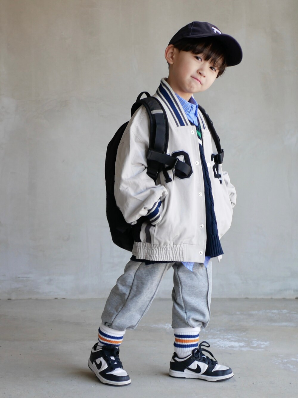 「春のNewスタイル、春コーデ、カジュアル、キッズファッション、着回しコーデ、スニーカー、キッズコーデ、男の子、男の子コーデ」｜「NEW ERAのNEW ERA/ニューエラ キッズ Youth 9TWENTY ウォッシュドコットン ニューヨーク・ヤンキース ネイビー × ホワイト ハンドウォッシャブル 13565797（キャップ、ブルー系）」を使った、とうくんさん（キッズ・100cm）の春コーディネートの1枚目の写真