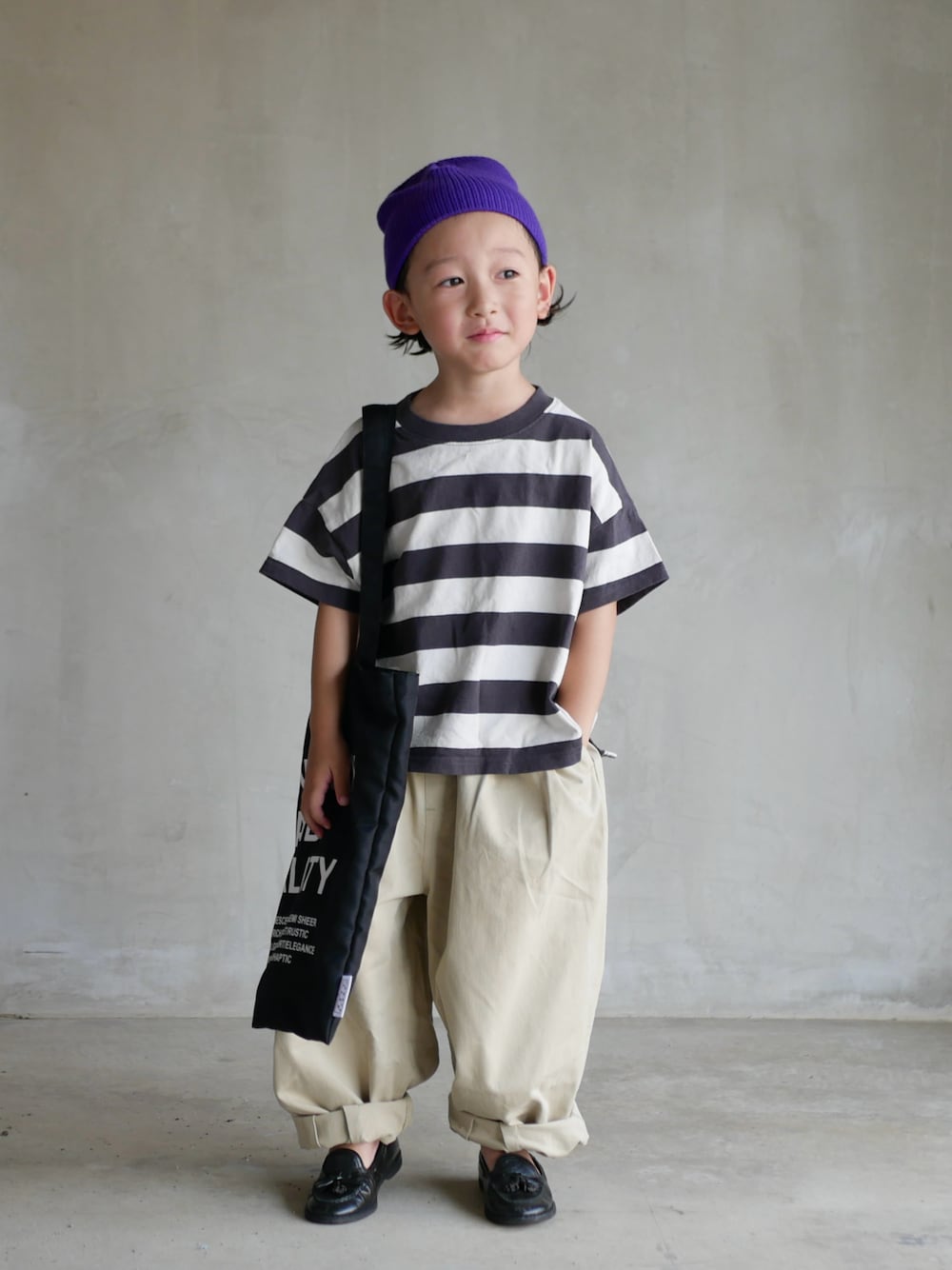 グレー系のTシャツ/カットソー、ベージュ系のその他パンツ、パープル系のニットキャップ/ビーニーを着用したキッズの夏コーディネートの1枚目の写真