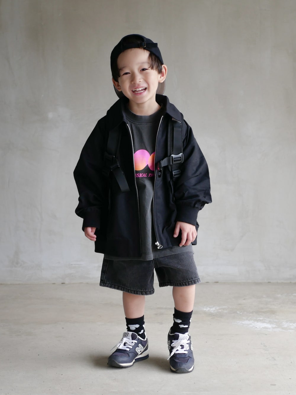 「春のNewスタイル、春ファッション、おとこのこ、キッズコーデ、キッズファッション、キッズ、LOWRYS FARM、lowrysfarmkids」｜「LOWRYS FARMのＢＩＧネオンＴＥＥ　103008（Tシャツ/カットソー、グレー系）」を使った、とうくんさん（キッズ・100cm）の春コーディネートの1枚目の写真