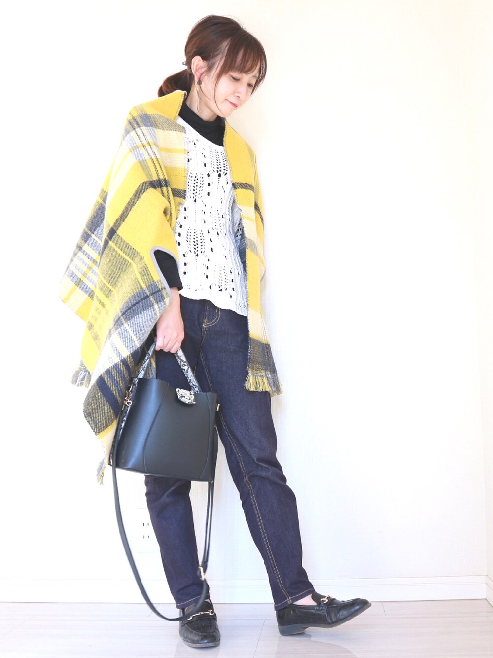 ホワイト系のニット/セーター、ブラック系のショルダーバッグ、ブルー系のデニムパンツを着用したレディースの秋コーディネートの1枚目の写真