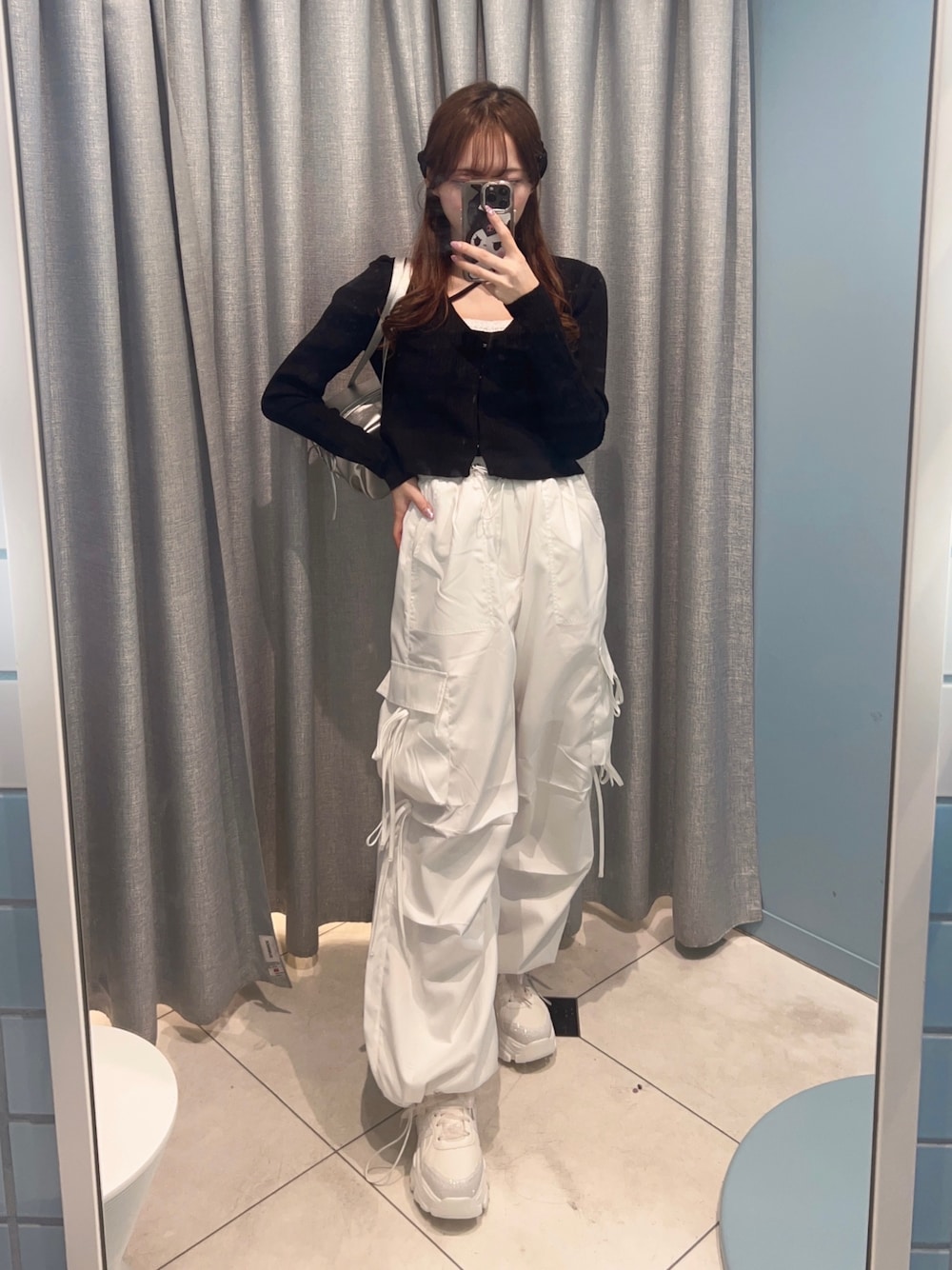 「プチプラ、春色、今日のコーデ、女神降臨メイク、パンツコーデ、カーゴパンツ、カーディガン、春コーデ、低身長、カジュアルガーリー、モノトーン、オリーブ デ オリーブ(OLIVE des OLIVE)、骨格ストレート、白、韓国ファッション」｜「OLIVE des OLIVEの春色アンサンブル（アンサンブル、ブラック系）」を使った、Mitsukiさん（レディース・153cm）の冬コーディネートの1枚目の写真