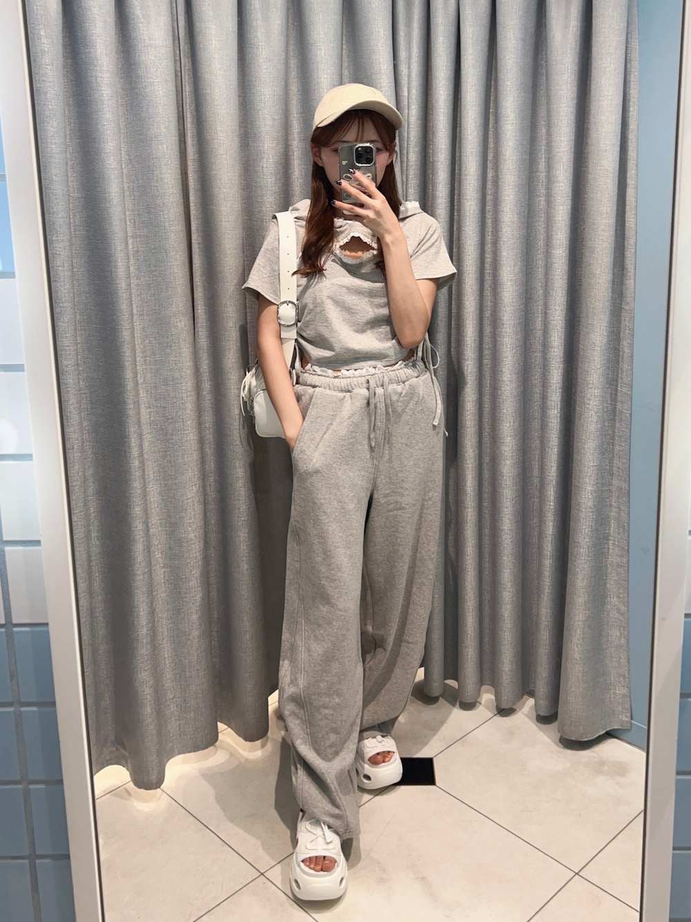 「ショルダーバッグ、オリーブ デ オリーブ(OLIVE des OLIVE)、骨格ストレート、韓国ファッション、プチプラ、雨の日コーデ、やっぱり帽子が好き、お出かけコーデ、低身長コーデ、スポーツミックス、厚底サンダル、セットアップ、パンツスタイル、スウェット、楽チンコーデ」｜「OLIVE des OLIVEのピグメントフーディトップス（Tシャツ/カットソー、グレー系）」を使った、Mitsukiさん（骨格ストレート・レディース・153cm）の春コーディネートの1枚目の写真