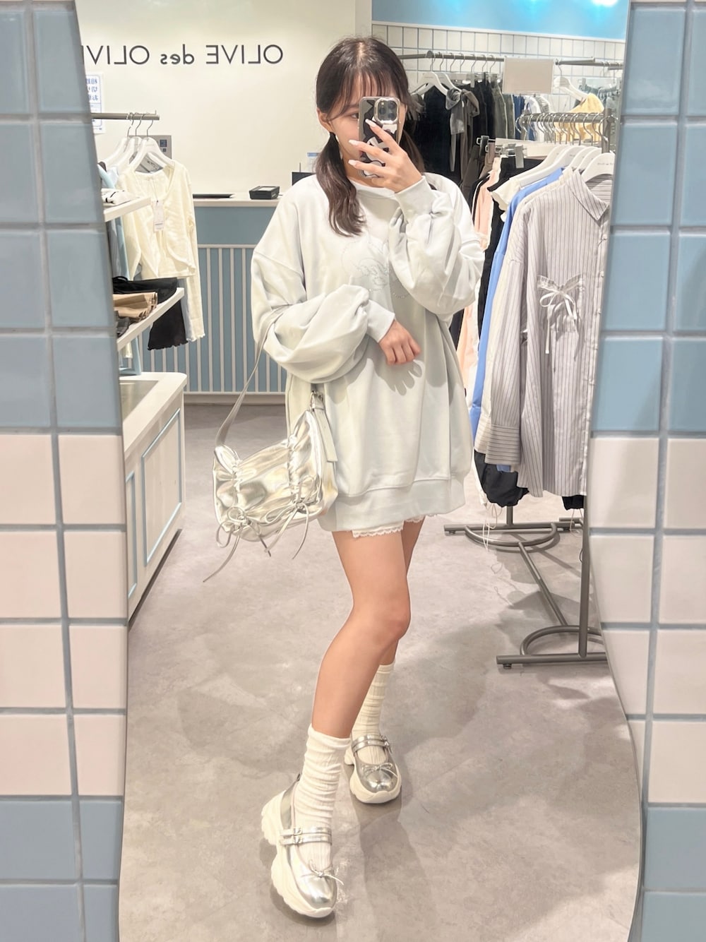 「淡色コーデ、アウトドアスタイル、秋服準備はじめました、デートコーデ、韓国ファッション、プチプラ、バレエシューズ、低身長、低身長コーデ、スウェット」｜「OLIVE des OLIVEのきらきらビジュースウェット（Tシャツ/カットソー、ブルー系）」を使った、Mitsukiさん（レディース・153cm）の秋コーディネートの1枚目の写真