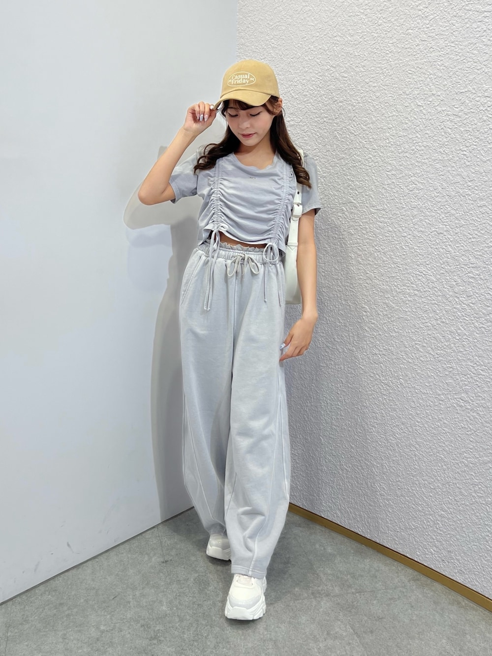 「スポーツミックス、春コーデ、春めき満開コーデ、休日スタイル、パンツスタイル、韓国ファッション、低身長、プチプラ、オリーブ デ オリーブ(OLIVE des OLIVE)、骨格ストレート、スウェット、スウェットパンツ、春カラー、シンプルコーデ、セットアップ」｜「OLIVE des OLIVEの製品染めドロストTシャツ（Tシャツ/カットソー、ブルー系）」を使った、Mitsukiさん（骨格ストレート・レディース・153cm）の春コーディネートの1枚目の写真